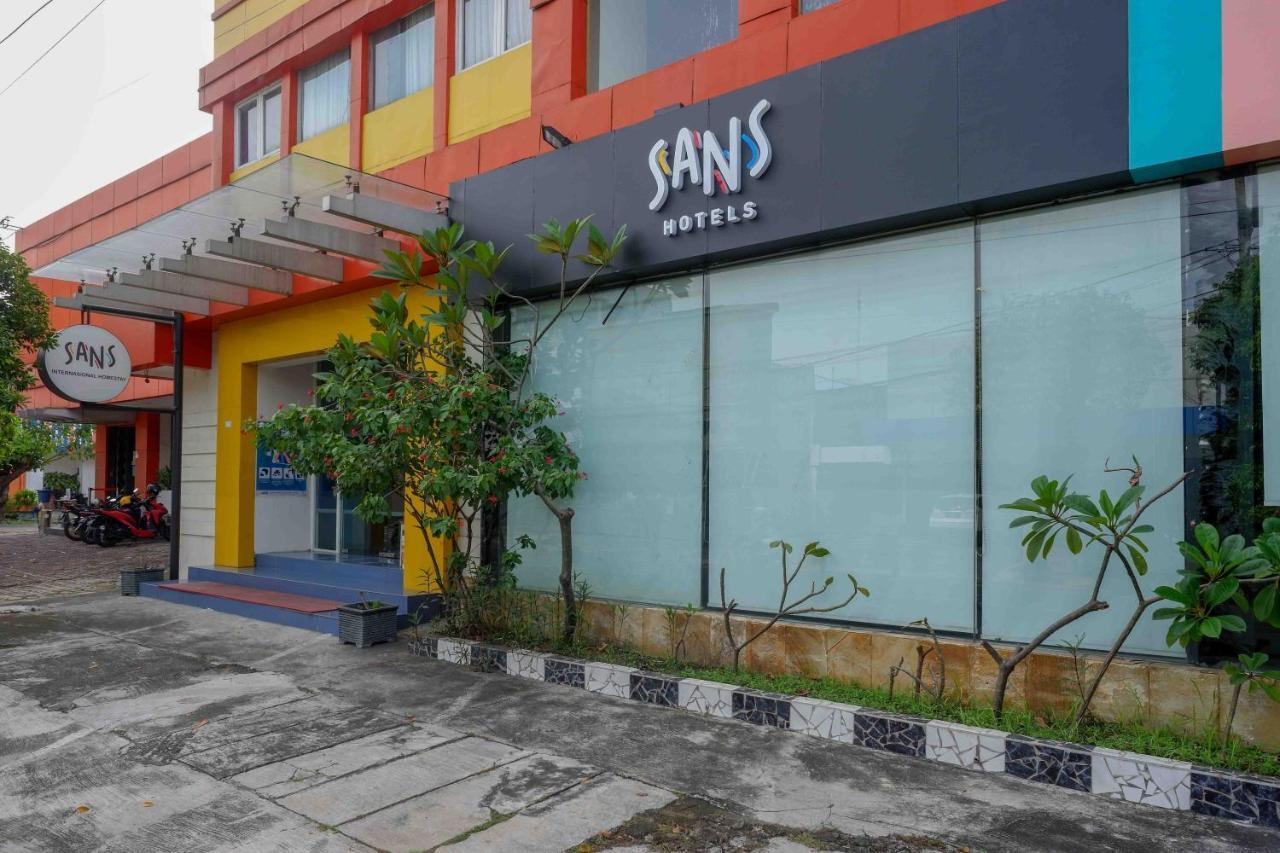Sans Hotel International Surabaya Gubeng Exterior foto